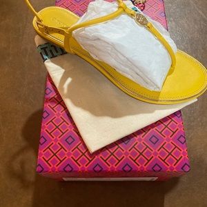 Tory Burch Goldenrod thong leather sandals with gold emblem. NWT $228. Size 7